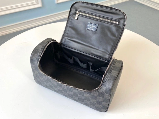 POUCH TOILETRY LOUIS VUITTON 0723
